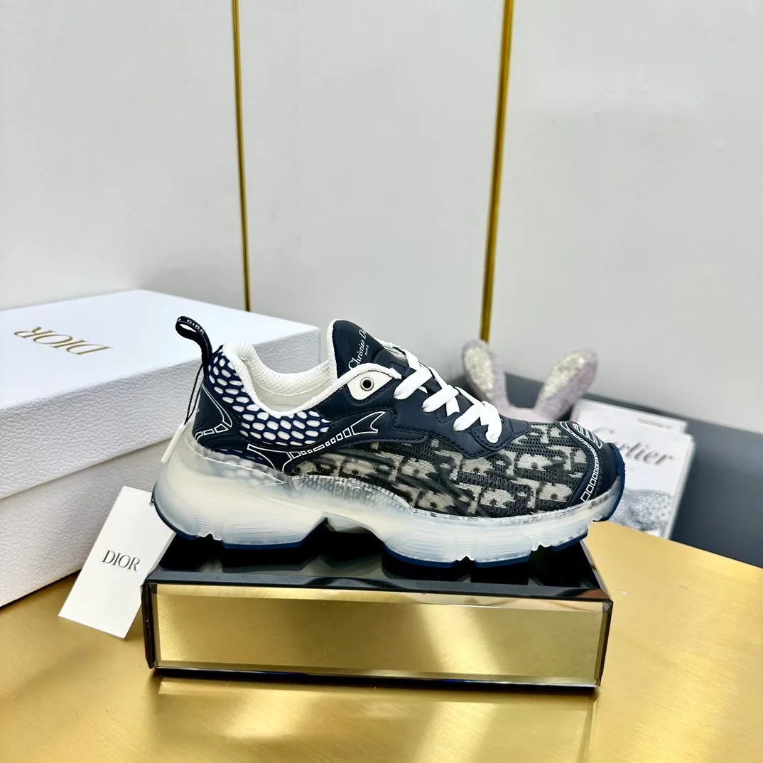 👟👟Ex-factory price 700👟👟 Top version 🌟🌟Dior 2024 spring and summer catwalk new style Vibe iconic fashion modern sports dad shoes CD letter logo Oblique printed pattern lace-up color-blocking thick-soled running shoes Stars' same jelly color casual women's shoes The top high-end version on the market Material: The upper is made of special technology with mesh fabric spliced with metal cowhide + environmentally friendly breathable fabric lining + original molded Tpu combination outsole. Bottom thickness: 4CM Size: 35-40 standard code (34.41 customization is not returnable)